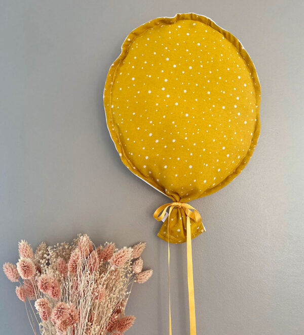 Un Ballon élégant jaune BOZO décoratif mural en tissu recyclé fabriqué à partir de vêtements adultes recyclés 