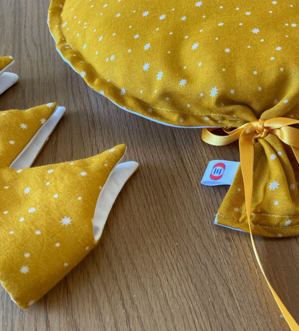 Un Ballon élégant jaune BOZO décoratif mural en tissu recyclé et sa couronne assortie fabriqués à partir de vêtements adultes recyclés 