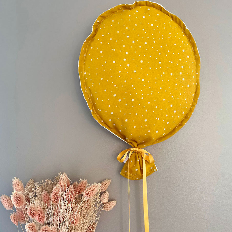 Un Ballon élégant jaune BOZO décoratif mural en tissu recyclé fabriqué à partir de vêtements adultes recyclés 