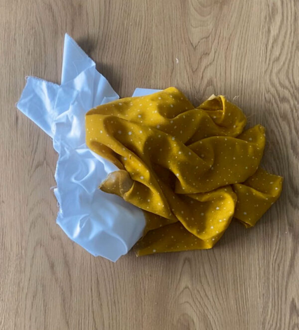 Chutes de tissus recyclés qui ont été utilisés pour fabriquer un ballon élégant jaune BOZO décoratif mural